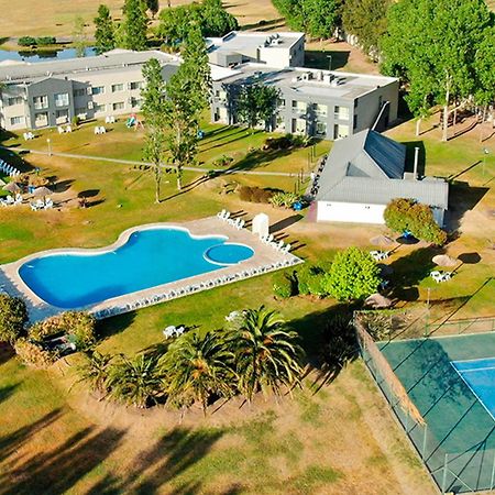 Hotel Wyndham Garden Campana Esterno foto