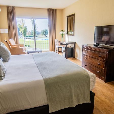 Hotel Wyndham Garden Campana Esterno foto