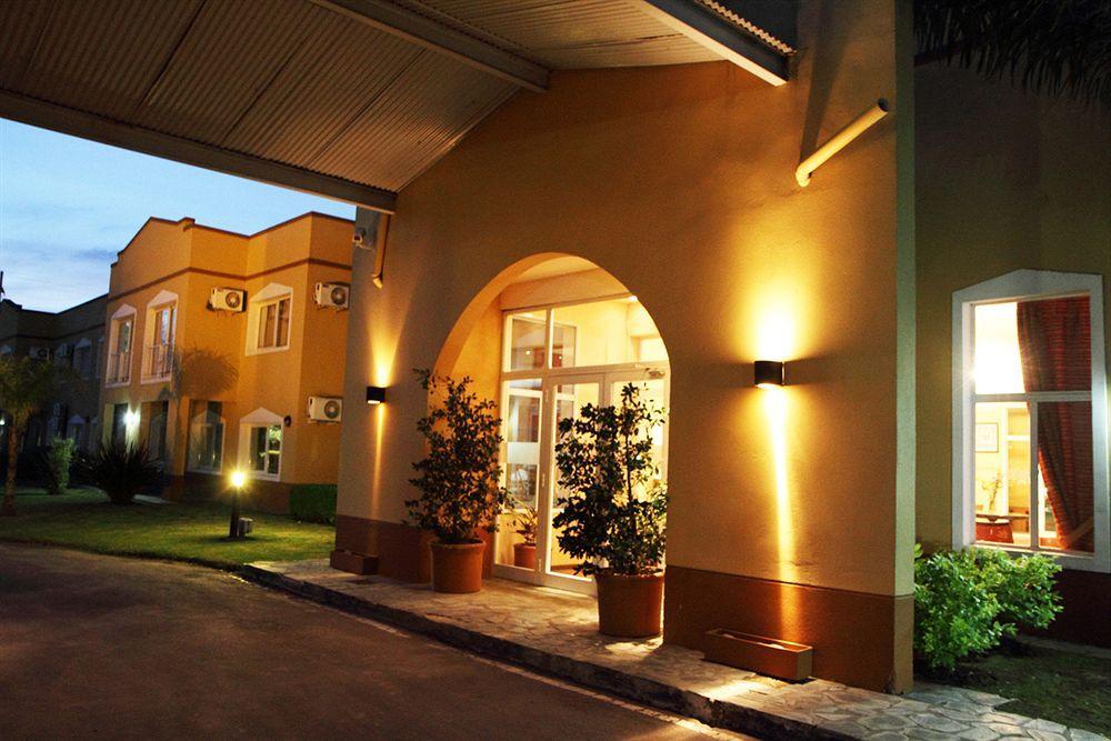 Hotel Wyndham Garden Campana Esterno foto