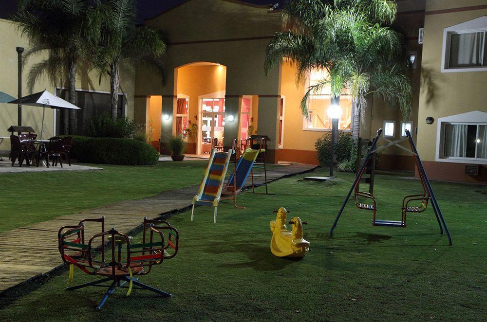 Hotel Wyndham Garden Campana Esterno foto