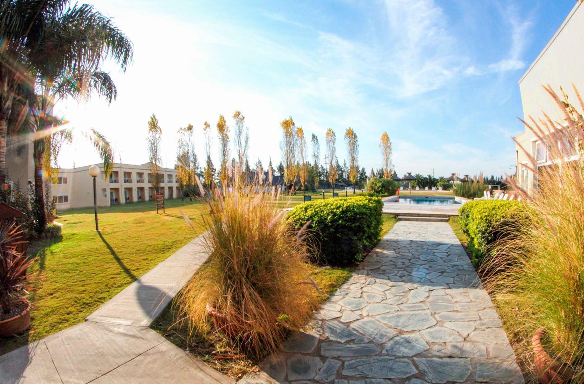 Hotel Wyndham Garden Campana Esterno foto