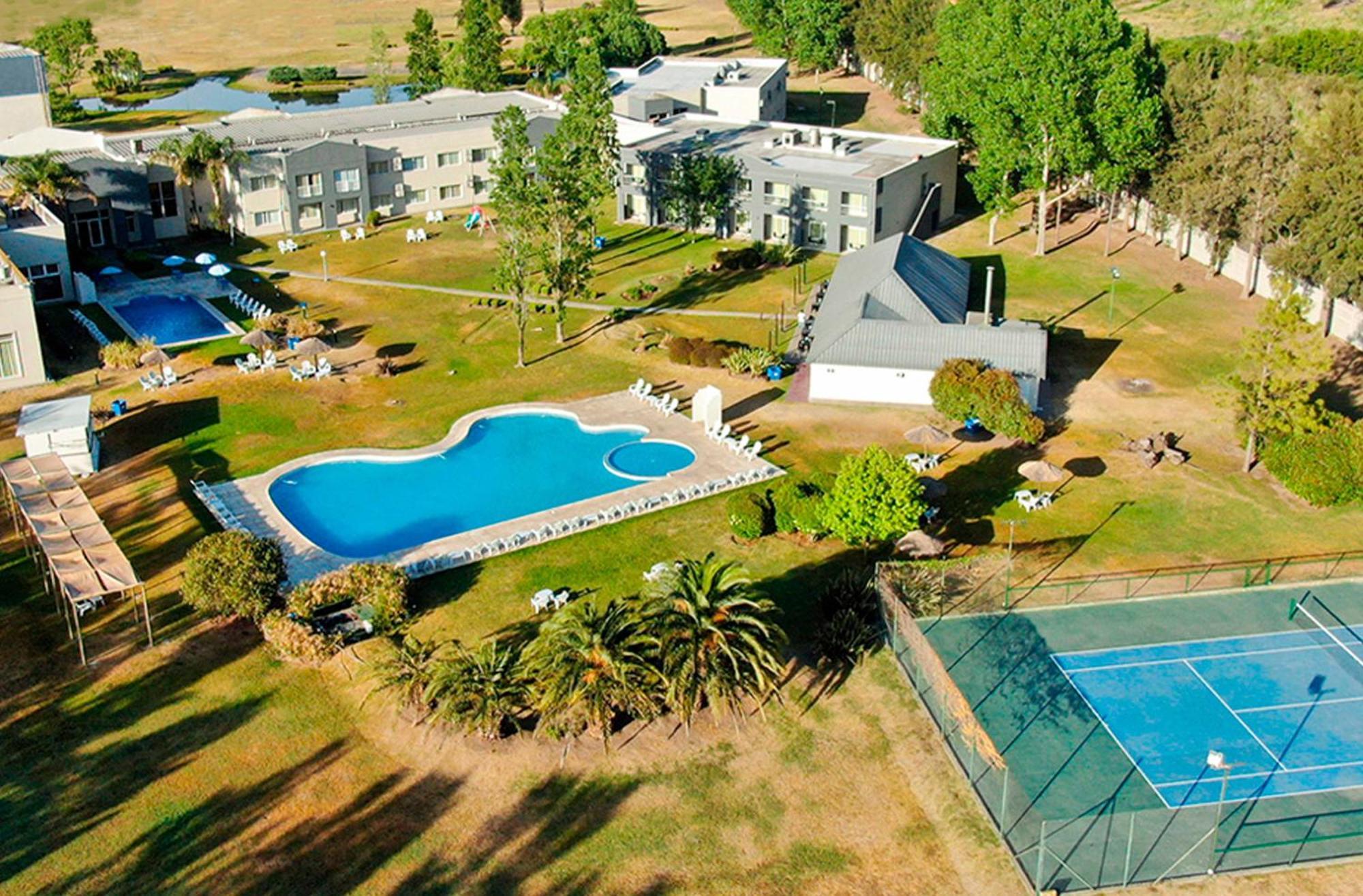 Hotel Wyndham Garden Campana Esterno foto