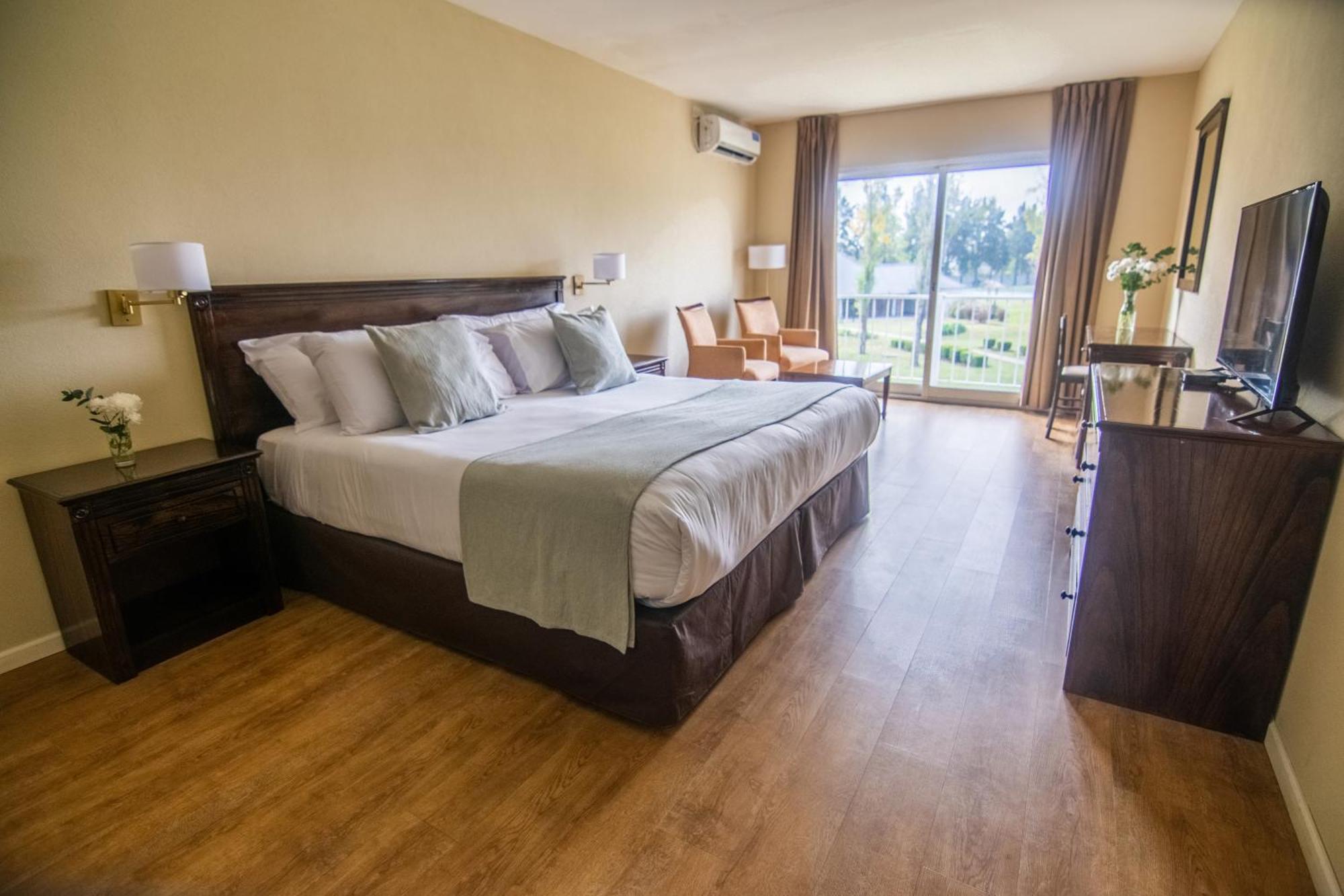 Hotel Wyndham Garden Campana Esterno foto