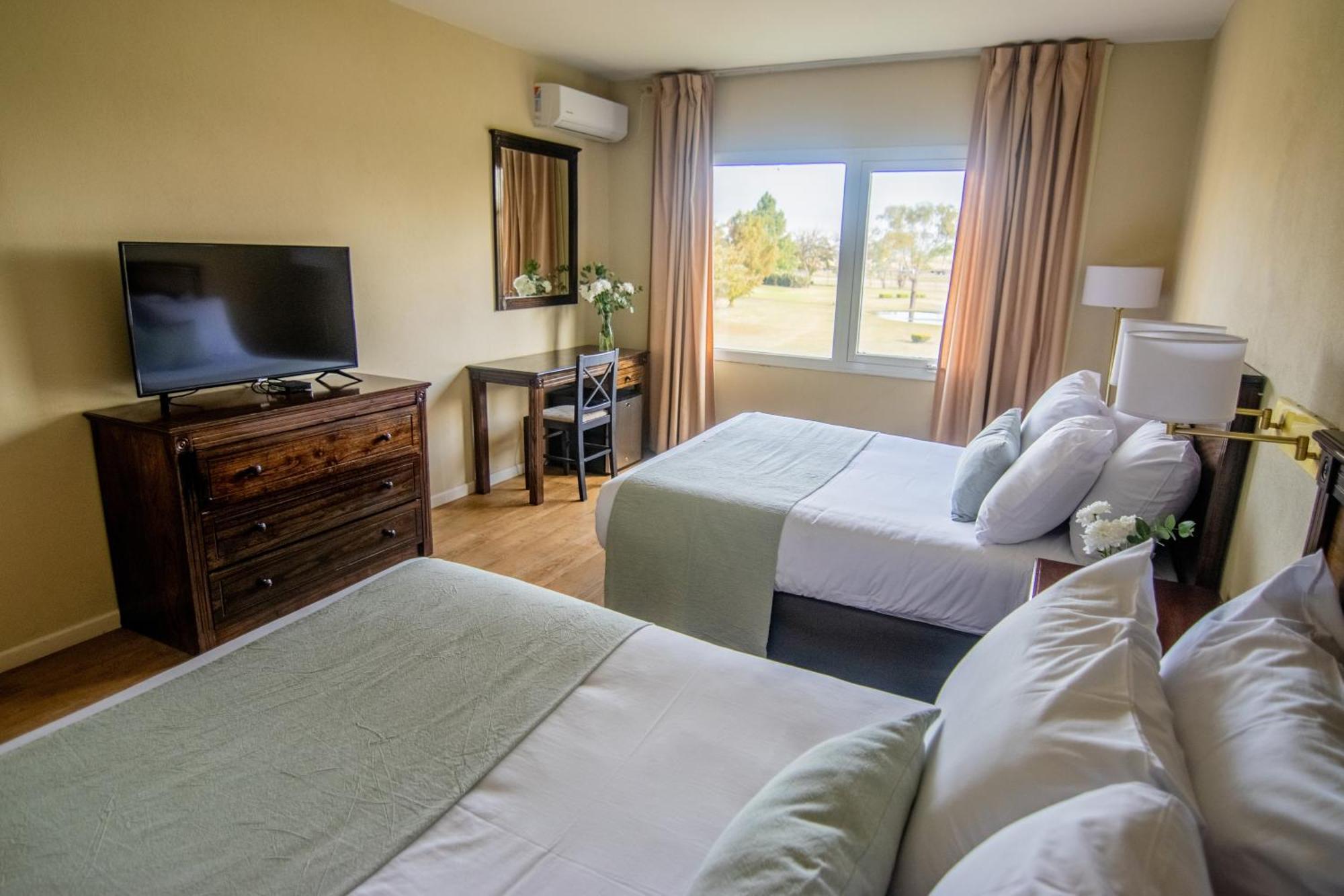 Hotel Wyndham Garden Campana Esterno foto