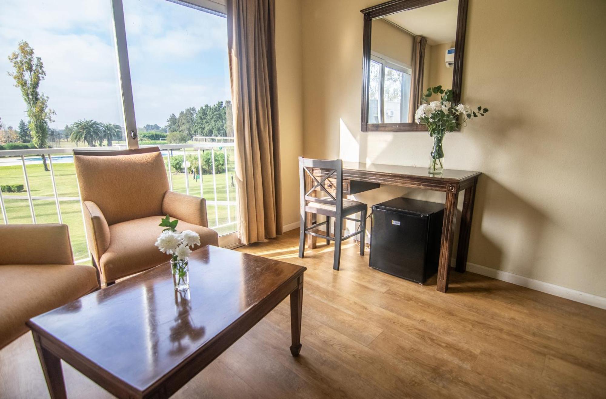 Hotel Wyndham Garden Campana Esterno foto