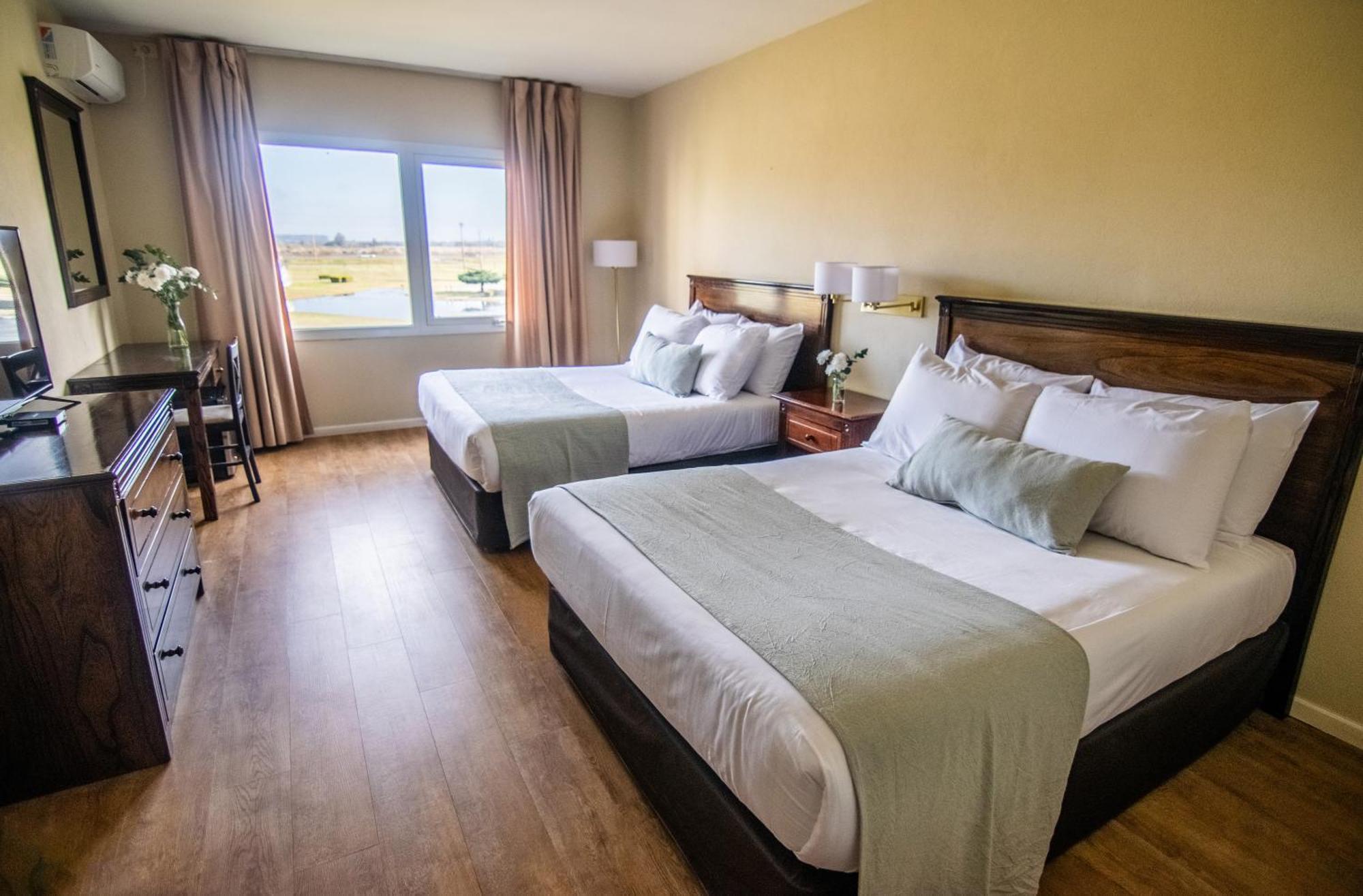 Hotel Wyndham Garden Campana Esterno foto