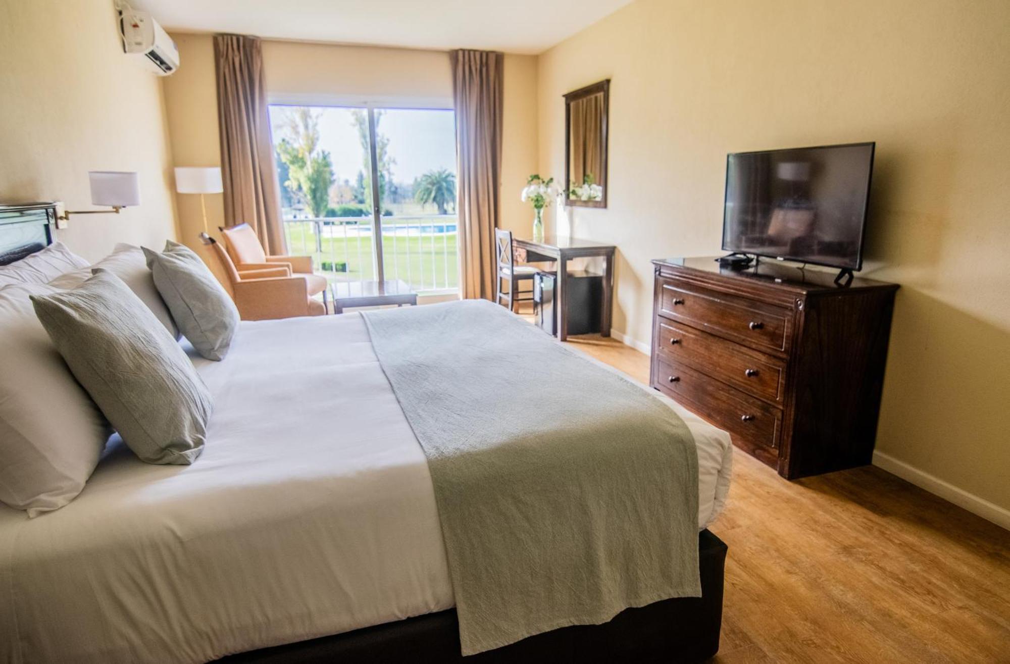 Hotel Wyndham Garden Campana Esterno foto