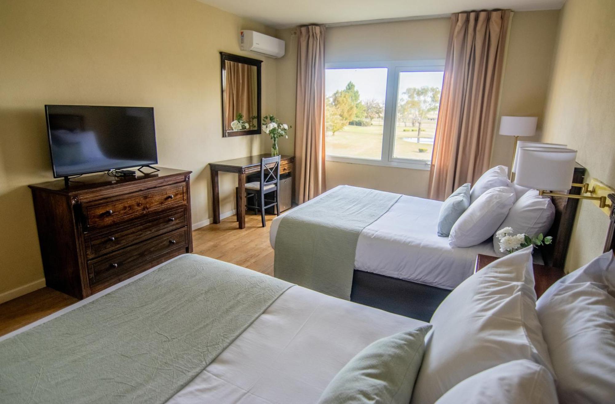 Hotel Wyndham Garden Campana Esterno foto
