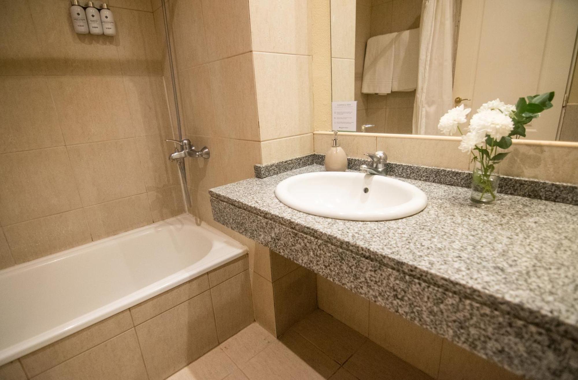 Hotel Wyndham Garden Campana Esterno foto
