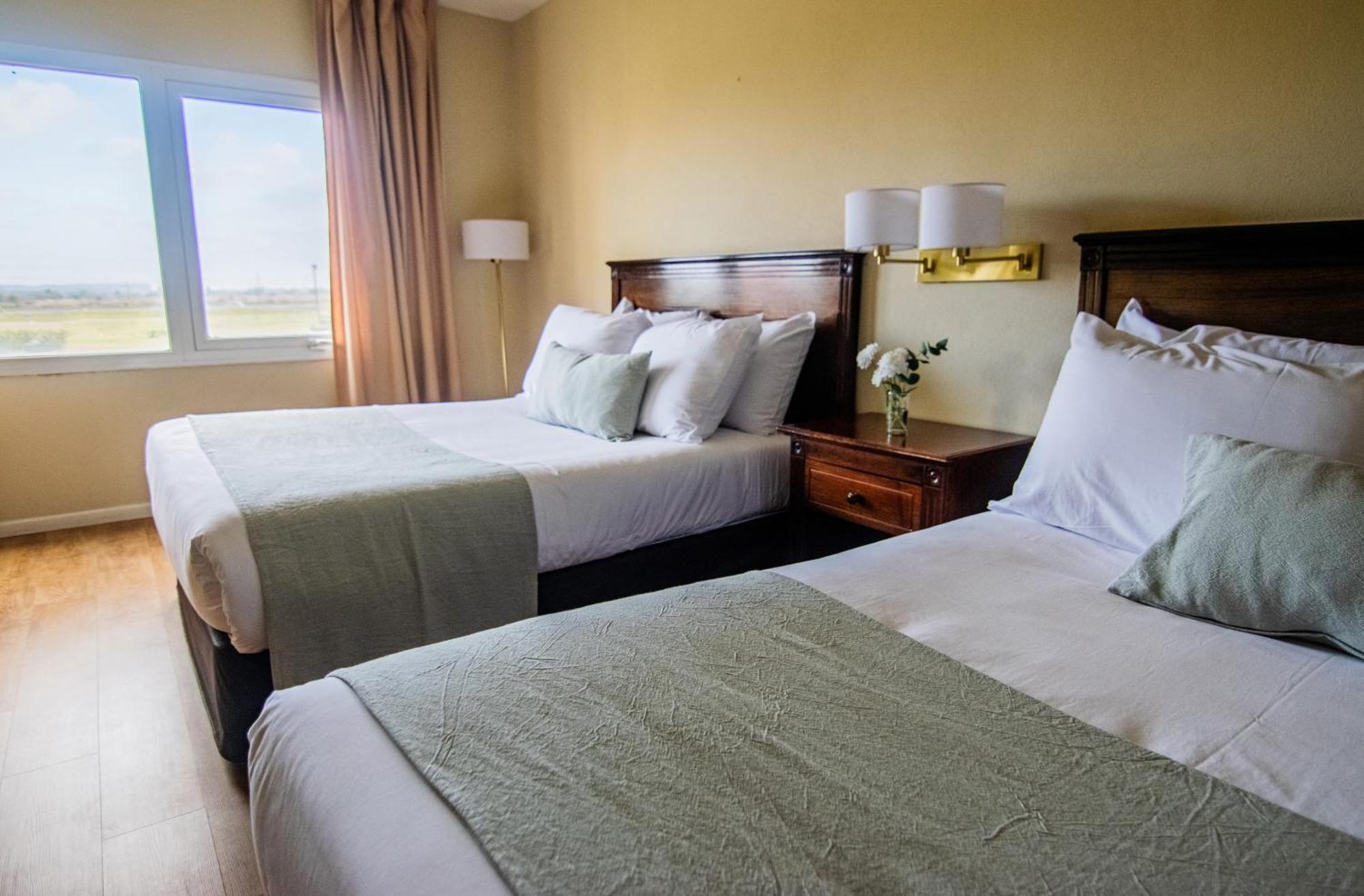 Hotel Wyndham Garden Campana Esterno foto