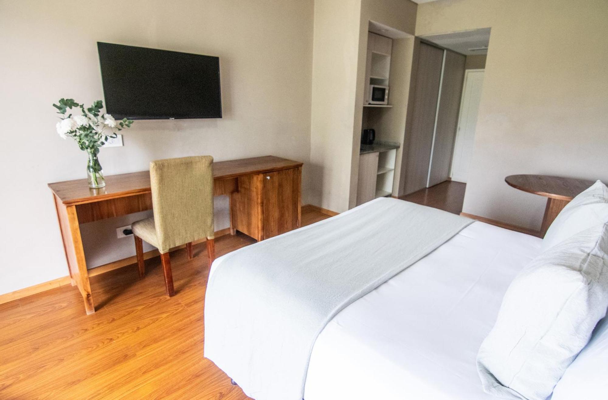 Hotel Wyndham Garden Campana Esterno foto