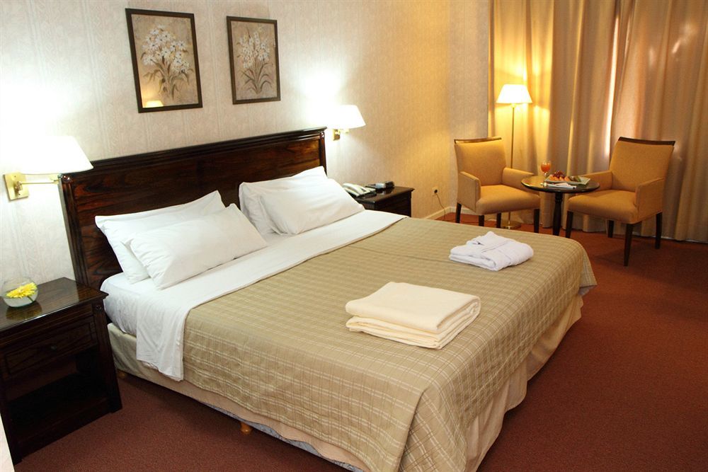 Hotel Wyndham Garden Campana Esterno foto
