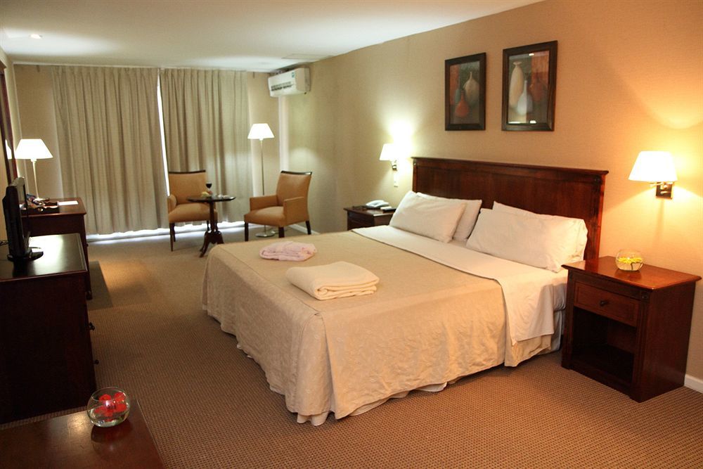 Hotel Wyndham Garden Campana Esterno foto
