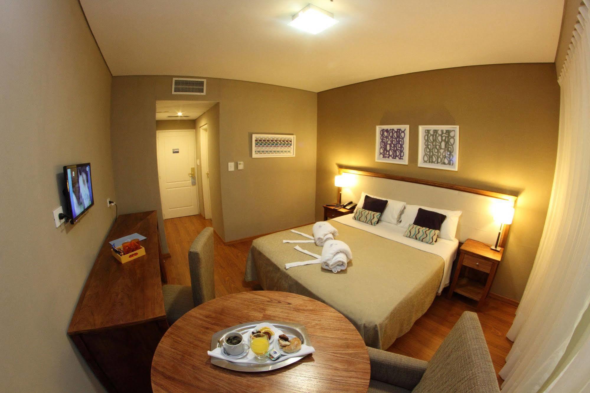 Hotel Wyndham Garden Campana Esterno foto