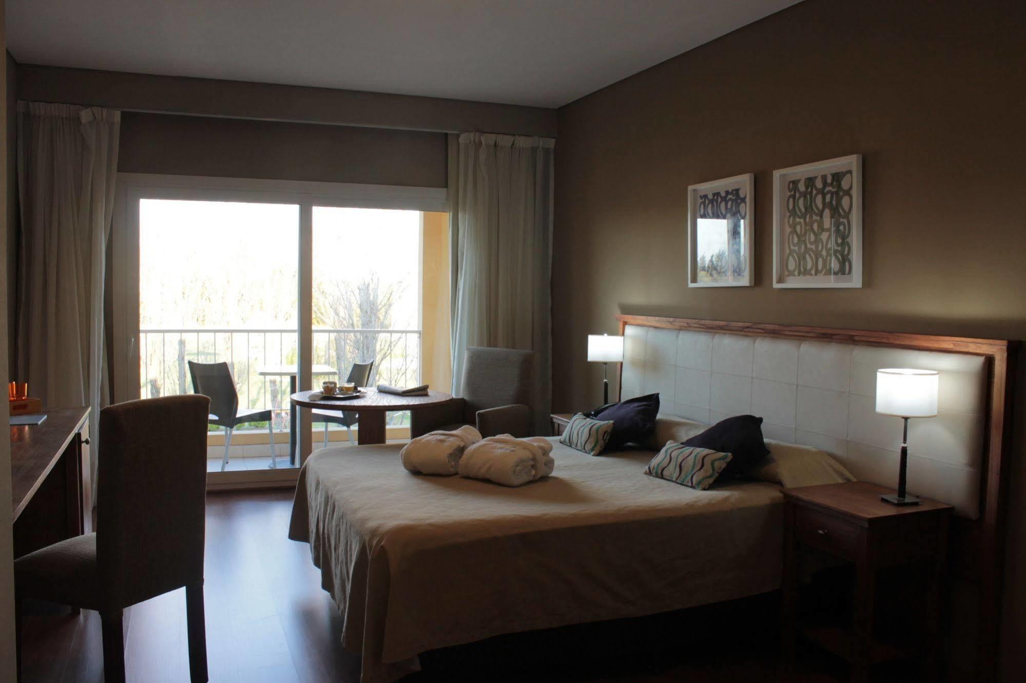 Hotel Wyndham Garden Campana Esterno foto