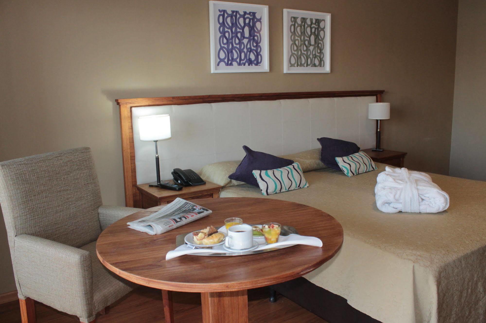 Hotel Wyndham Garden Campana Esterno foto