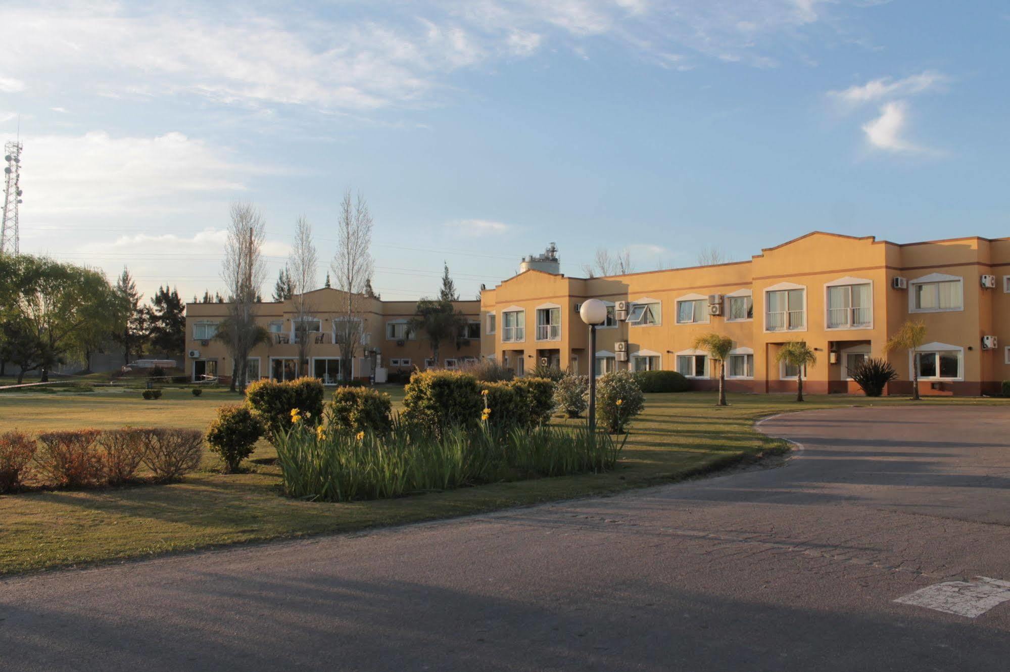 Hotel Wyndham Garden Campana Esterno foto